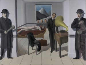 Pintura de René Magritte, intitulada "The Menaced Assassin". Nela observamos 3 assassinos uma pessoa morta e três pessoas a espreitar pela janela