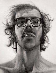 Imagem da fotografia de Chuck Close intitulada "Big Self-Portrait" que retrata o artista num close-up
