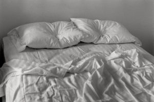 Fotografia de cama após o fim do relacionamento. Obra de Felix Gonzalez "Untitled - Bed"