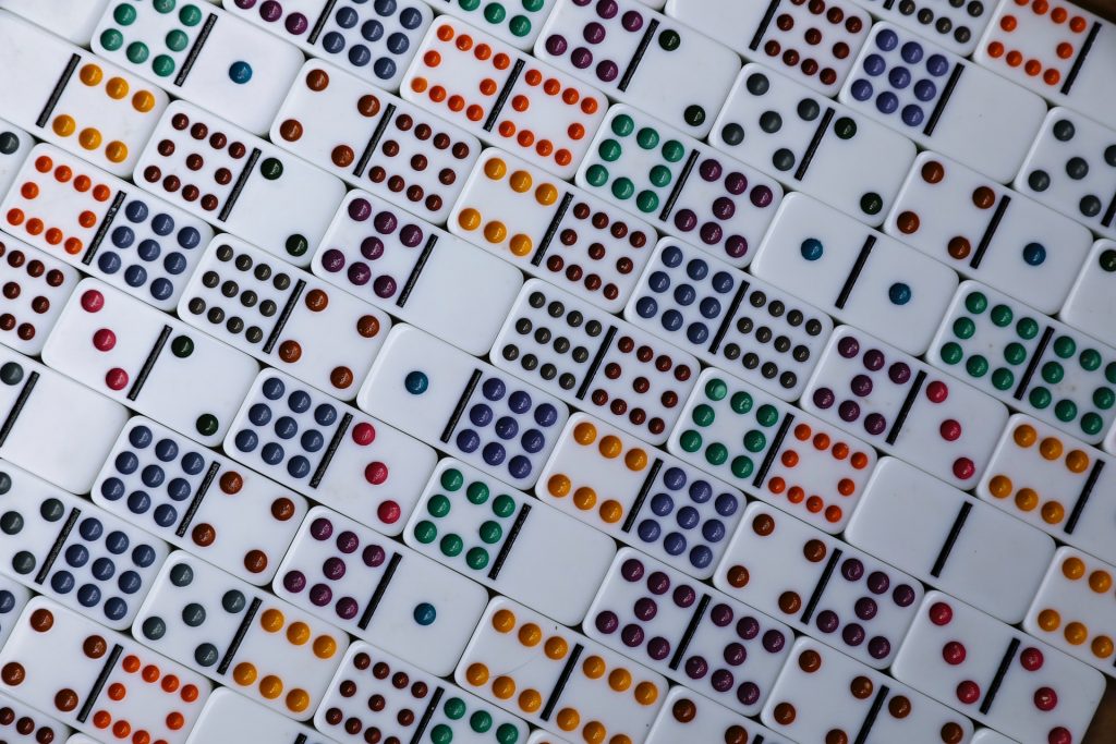 Imagem de dominós representado a vertente dos números, dados e estatísticas