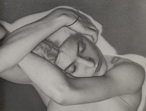 Imagem de Man Ray, "Sleeping Woman"em que temos uma mulher a dormir e no meio do seu sono - abrindo um claro paralelo com este artigo intitulado "Sono: A Importância de Dormir para a Saúde e o Bem-estar"