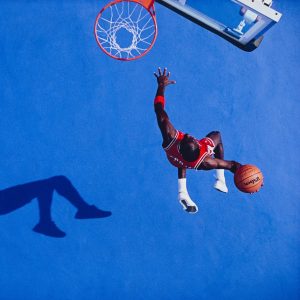 Imagem de Walter Iooss Jr., “Michael Jordan, The Blue Dunk” que representa a Autoconfiança e Motivação no Desporto de Alta Competição