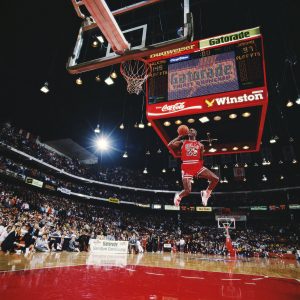 Imagem por Walter Looss Jr. , “'The Slam Dunk' Michael Jordan, Chicago, IL 1988” que representa o pico da disciplina e um atleta